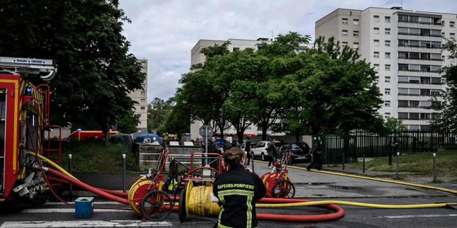 Au moins trois morts après l’incendie d’un immeuble dans la banlieue lyonnaise ; une enquête ouverte pour « homicide volontaire en bande organisée »