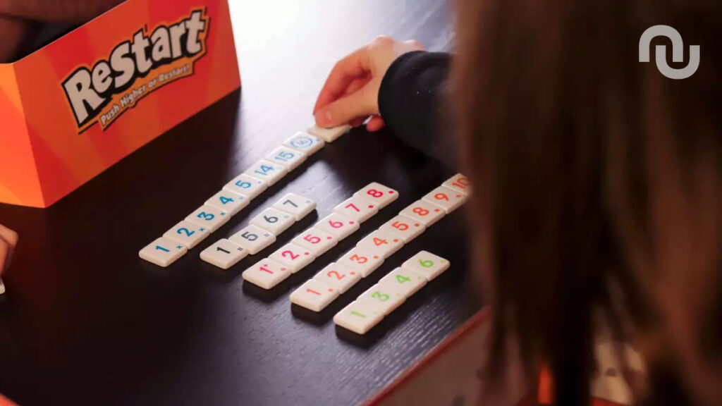 Oubliez le Rummikub ! Ce jeu de tuiles va sauver vos repas de famille