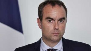 Édito. En repoussant ses vacances et en restant à Matignon, Sébastien Lecornu veut incarner un État mobilisé face aux incendies en Gironde