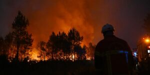 EN DIRECT, incendies : 14 reprises de feu ont été constatées mardi en Gironde, mais « le feu est toujours stabilisé », selon la préfète ; dans le Var, le feu du Gros Bessillon est fixé