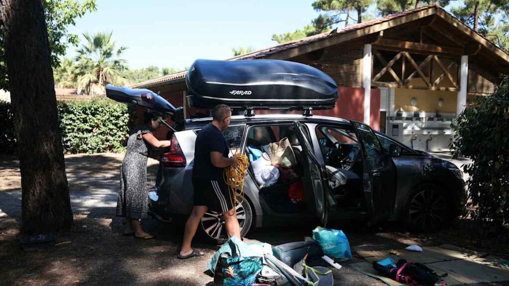 Tourists evacuated from wildfire threat as France and Spain brace for new heatwaves