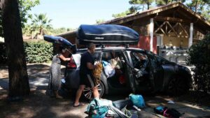 Tourists evacuated from wildfire threat as France and Spain brace for new heatwaves