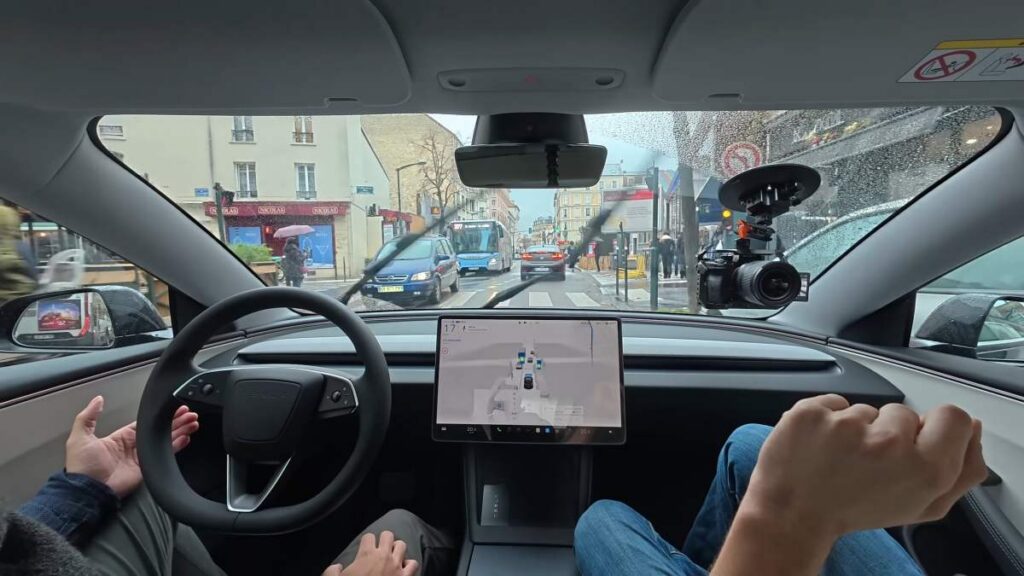 Zéro accident en 42 millions de km : Tesla défend son FSD, toujours bloqué en France