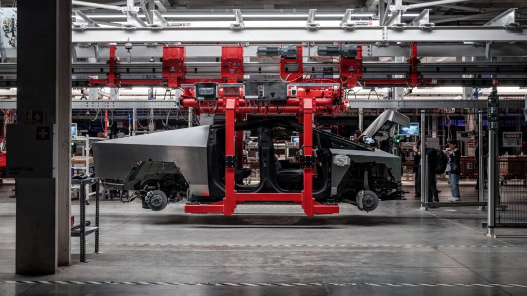 Un fournisseur réclame 250 000 $ par semaine à Tesla pour débloquer la production du Cybertruck