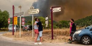 EN DIRECT, incendies : dans le Var, 2 500 personnes évacuées et 1 000 hectares parcourus par un feu « qui dépasse l’entendement », estime le préfet