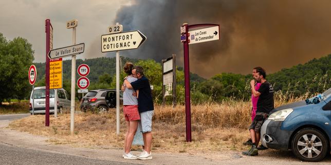 EN DIRECT, incendies : dans le Var, 2 500 personnes évacuées et 1 000 hectares parcourus par un feu « qui dépasse l’entendement », estime le préfet