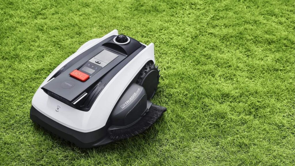 Totalement autonome et équipé d’un coupe-bordure physique, ce récent robot tondeuse Ecovacs avec LiDAR s’allège de 150 €