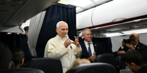 Visite du pape en France : dans l’avion du retour, Léon XIV nuance les propos rapportés par les victimes sur le caractère « systémique » des violences sexuelles dans l’Eglise