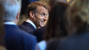 « Tout est ouvert » : en « n&rsquo;excluant rien », Emmanuel Macron se positionne-t-il déjà pour la présidentielle de 2032 ?