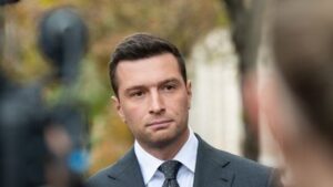 Mediapart attribue à Jordan Bardella des écrits antisémites datant de 2013, le président du RN dénonce des « faux grossiers » et annonce des poursuites contre le média