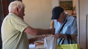 En Ardèche, un maire prend le relais de la boulangerie et livre ses administrés en pain