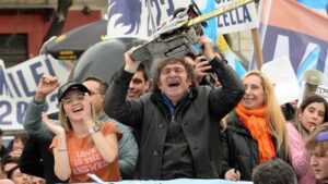 La venue en France du président argentin Javier Milei, l&rsquo;homme à la tronçonneuse, fait grincer des dents