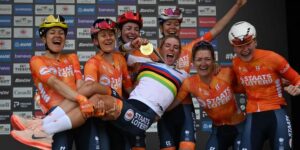 Un premier titre de championne du monde pour Demi Vollering, couronnement d’une saison de tous les triomphes