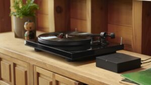Comment connecter une chaîne hi-fi ou une platine vinyle ? Nos astuces et conseils
