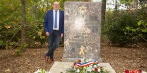 7-Octobre : le maire RN de Carcassonne inaugure une stèle en hommage aux victimes des attentats devant Louis Aliot et plusieurs élus d’extrême droite