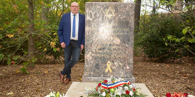 7-Octobre : le maire RN de Carcassonne inaugure une stèle en hommage aux victimes des attentats devant Louis Aliot et plusieurs élus d’extrême droite