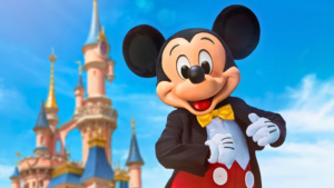 À 71 ans, cet acteur célèbre dépense sa fortune pour inviter 1000 enfants orphelins à Disneyland
