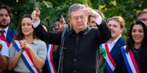 En visite à Gergovie, Jean-Luc Mélenchon vante les mérites de « la guerre de mouvement », chère à LFI, et raille la primaire de la gauche sociale-démocrate