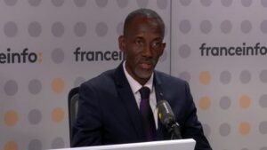 Le maire de Saint-Denis, Bally Bagayoko, maintient ses « propos » sur « la violence légitime » dans le blocage des lycées, tout en appelant à la « désescalade »