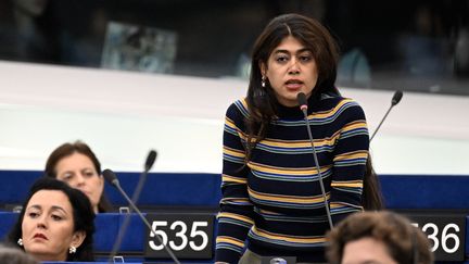 Rima Hassan accusée d&rsquo;avoir renversé des drapeaux israélien et européen exposés en commémoration du 7-Octobre au Parlement européen, qui dit prendre l&rsquo;affaire « extrêmement au sérieux »