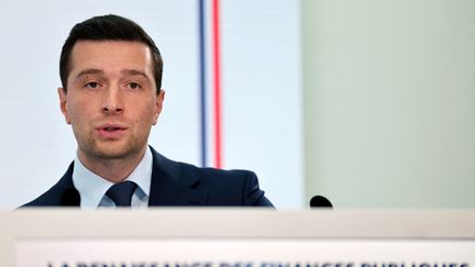 « Vous auriez adoré me voir poser le genou à terre » : Jordan Bardella, accusé de messages antisémites, s&rsquo;en prend de nouveau à Mediapart