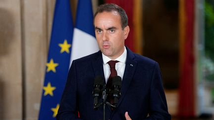 Les annonces de Sébastien Lecornu sur la crise des lycées et les prix des carburants ne convainquent pas les oppositions