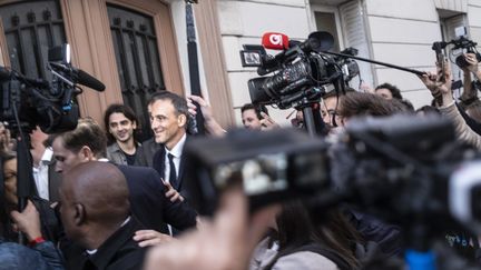 Raphaël Glucksmann enfariné après sa victoire à la primaire de la gauche sociale-démocrate