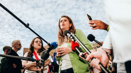 Présidentielle 2027 : Marine Tondelier reprend sa campagne après quatre semaines de congé maternité, et appelle à « lâcher la grappe aux femmes »