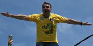 Présidentielle au Brésil : Flavio Bolsonaro, fils de l’ancien chef d’Etat d’extrême droite, devance Lula et l’affrontera au second tour