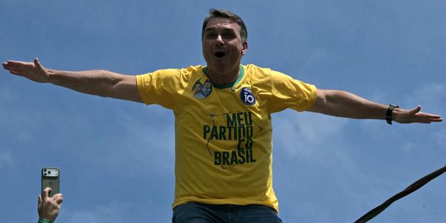 Présidentielle au Brésil : Flavio Bolsonaro, fils de l’ancien chef d’Etat d’extrême droite, devance Lula et l’affrontera au second tour