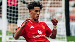 Gabriel in Man Utd team photo but no hint of reconciliation