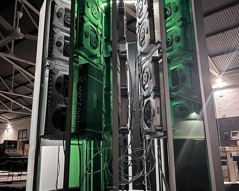 A Cray-1 supercomputer replica from 30 « obsolete » Mac Minis