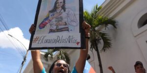 Au Venezuela, la cheffe de l’opposition, Maria Corina Machado, demande la levée de son inéligibilité après les révélations d’une magistrate