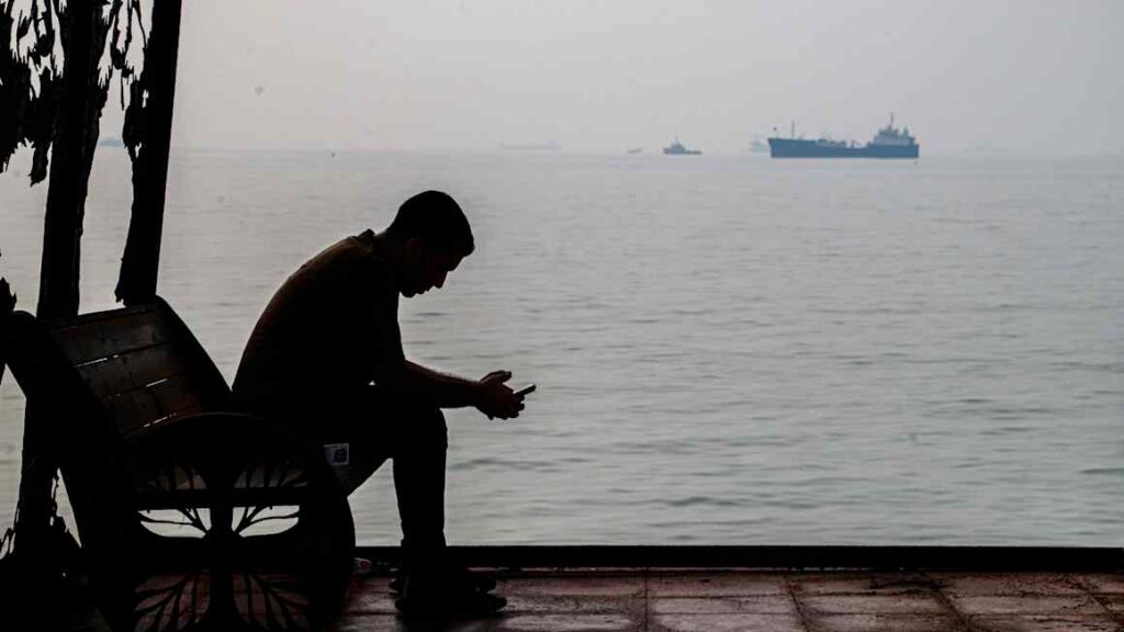 Ships’ captains paid 0,000 a month to transit Strait of Hormuz