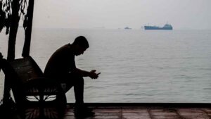 Ships’ captains paid 0,000 a month to transit Strait of Hormuz