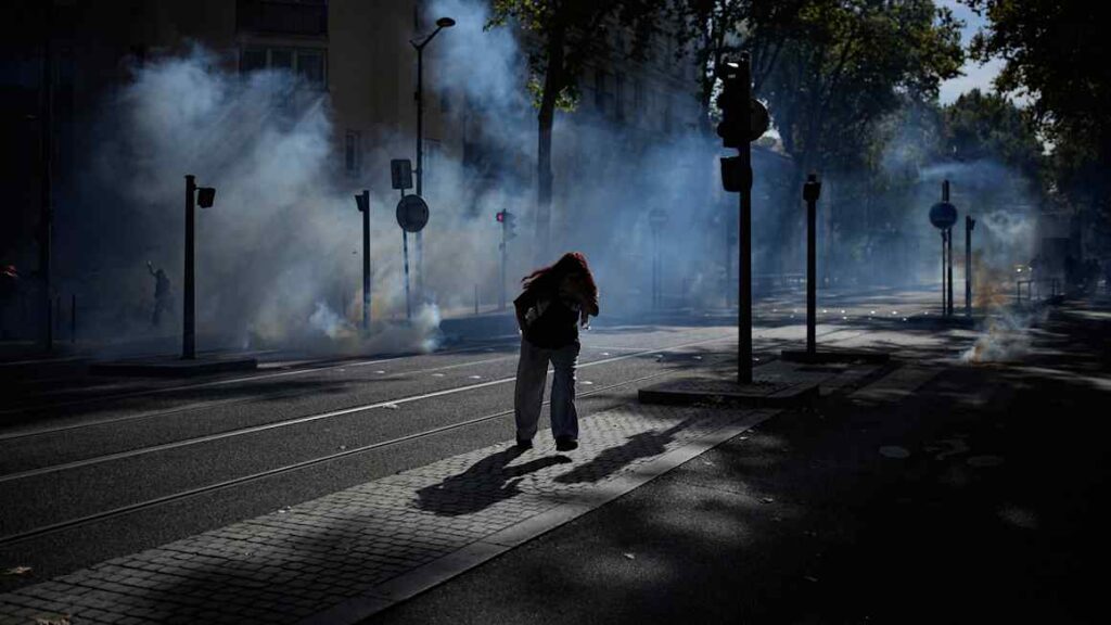 France: between the bond market and the barricades