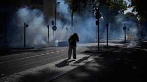 France: between the bond market and the barricades
