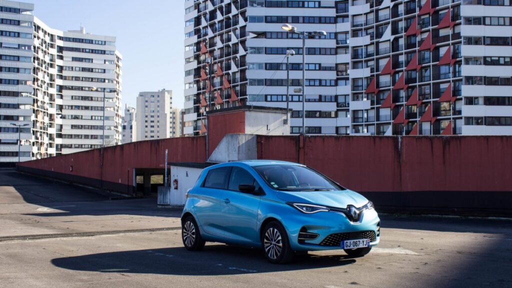 + 2 267 € en un an : pourquoi le prix des voitures électriques d’occasion s’envole