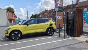 Leclerc devient encore moins cher que Lidl pour recharger sa voiture électrique : on a calculé l’économie réelle sur une charge