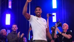 AJ returns to trainer who is branded a &lsquo;traitor&rsquo; by Fury