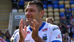 Leeds legend Hall ends 20-year career