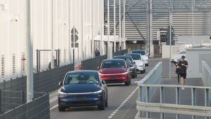 Tesla vend plus de voitures que prévu, mais BYD creuse l’écart sur l’électrique