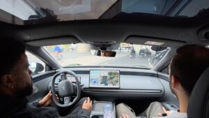 J’ai testé la conduite autonome de XPeng dans Paris, aussi bon que le Tesla FSD ?